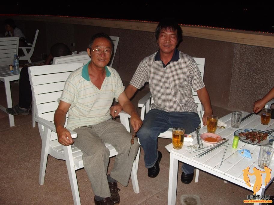 两位客人红光满面，看来是喝足了.JPG